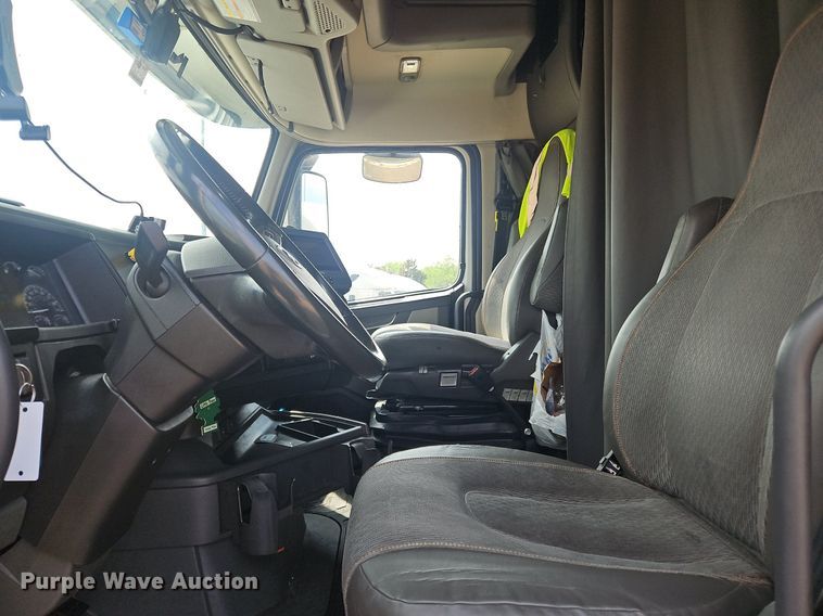 image for item OK9866 2020 Volvo VNL860 semi truck