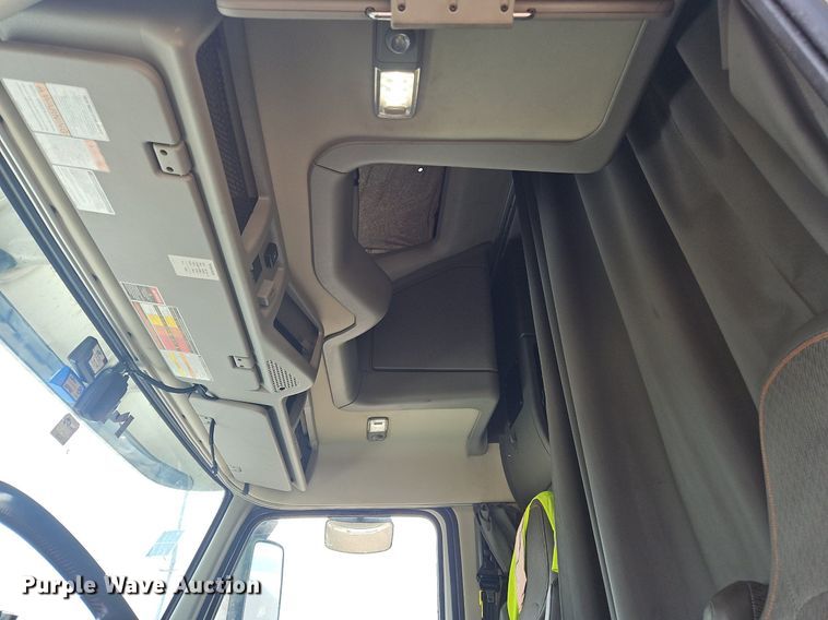 image for item OK9866 2020 Volvo VNL860 semi truck