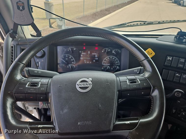 image for item OK9866 2020 Volvo VNL860 semi truck