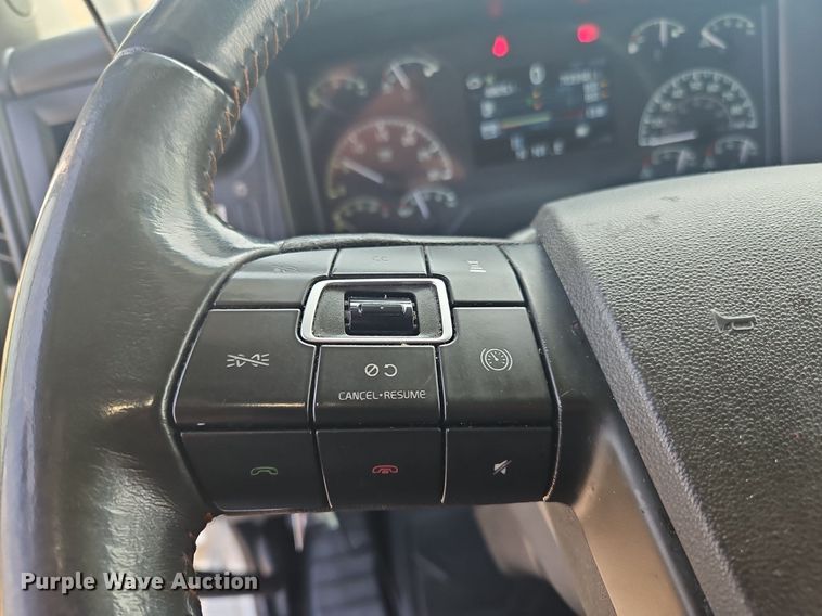 image for item OK9866 2020 Volvo VNL860 semi truck