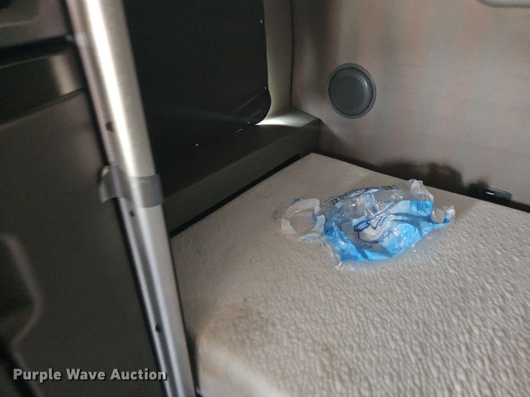 image for item OK9866 2020 Volvo VNL860 semi truck