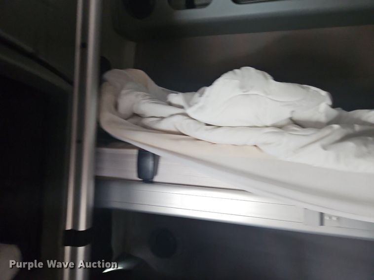 image for item OK9866 2020 Volvo VNL860 semi truck