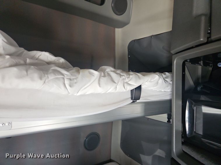 image for item OK9866 2020 Volvo VNL860 semi truck