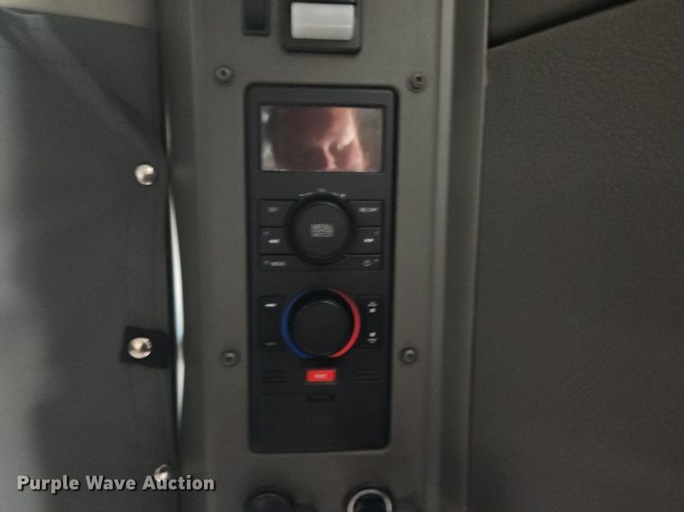 image for item OK9866 2020 Volvo VNL860 semi truck