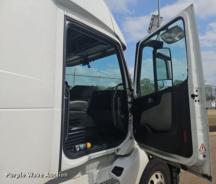 image for item OK9866 2020 Volvo VNL860 semi truck