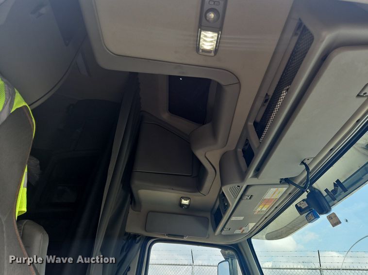 image for item OK9866 2020 Volvo VNL860 semi truck