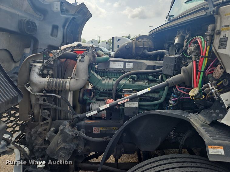 image for item OK9866 2020 Volvo VNL860 semi truck