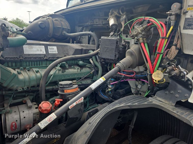 image for item OK9866 2020 Volvo VNL860 semi truck