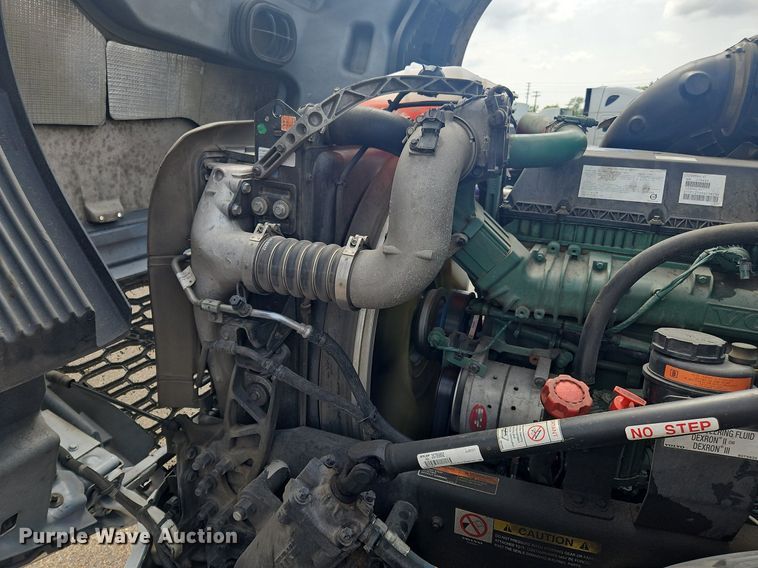 image for item OK9866 2020 Volvo VNL860 semi truck