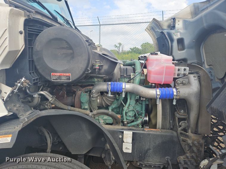 image for item OK9866 2020 Volvo VNL860 semi truck