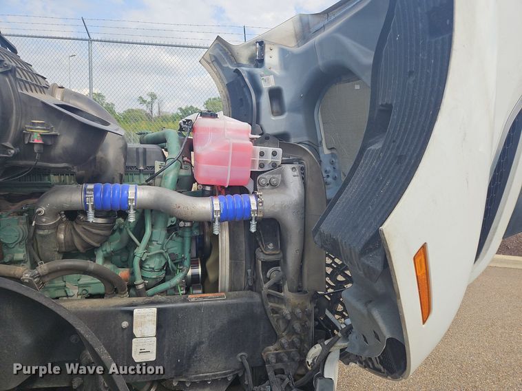 image for item OK9866 2020 Volvo VNL860 semi truck