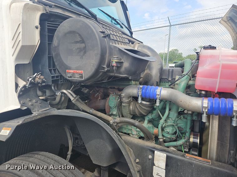 image for item OK9866 2020 Volvo VNL860 semi truck