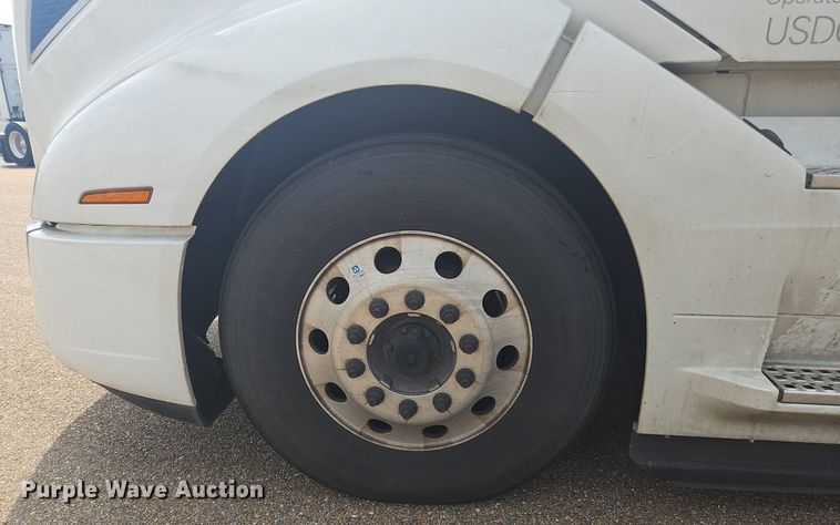 image for item OK9866 2020 Volvo VNL860 semi truck