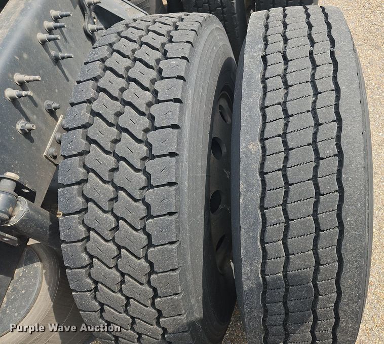 image for item OK9866 2020 Volvo VNL860 semi truck