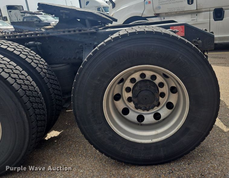 image for item OK9866 2020 Volvo VNL860 semi truck