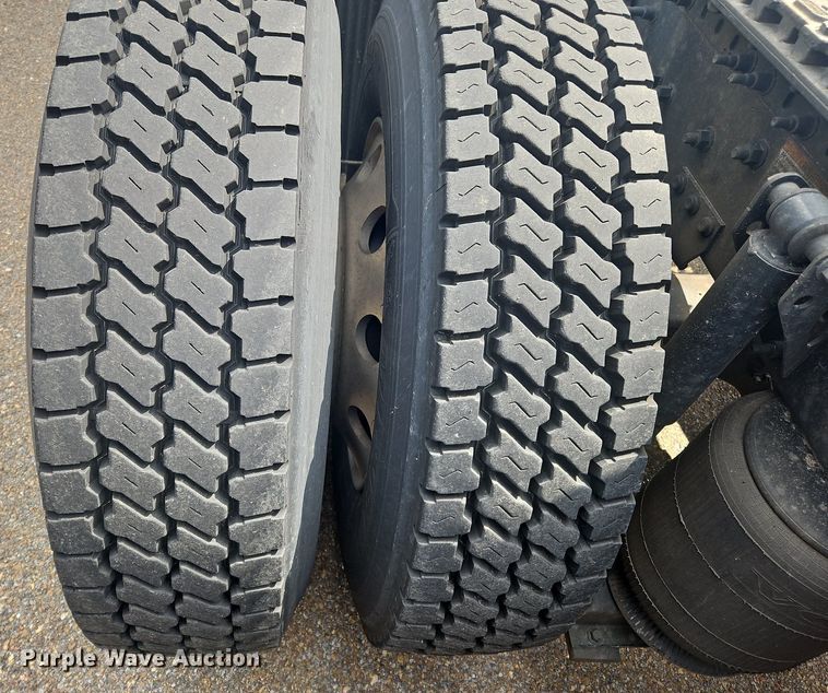 image for item OK9866 2020 Volvo VNL860 semi truck