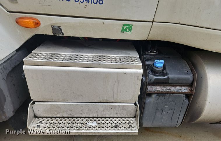 image for item OK9867 2020 International  LT625 semi truck