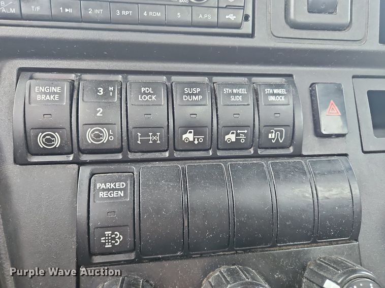 image for item OK9869 2018 International  LT625 semi truck