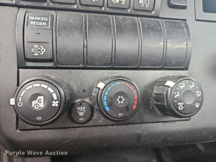 image for item OK9869 2018 International  LT625 semi truck