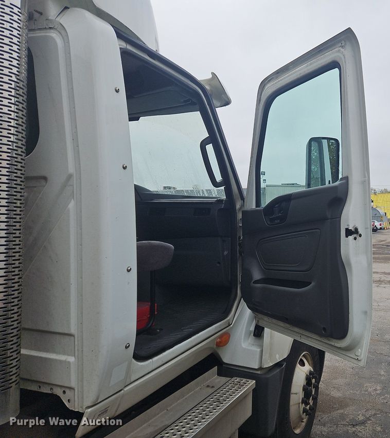 image for item OK9869 2018 International  LT625 semi truck