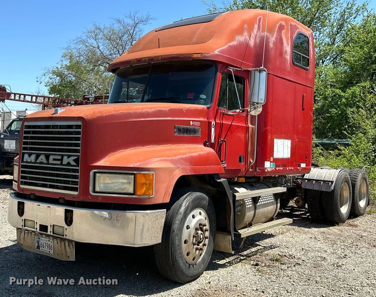 image for item OM9481 1996 Mack CH613 semi truck