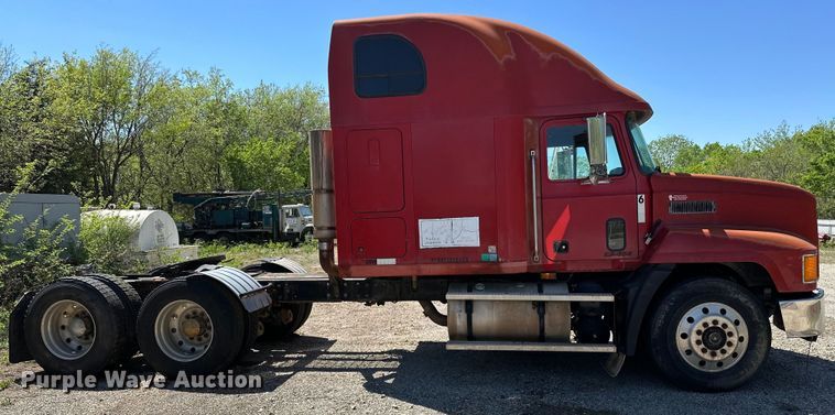 image for item OM9481 1996 Mack CH613 semi truck