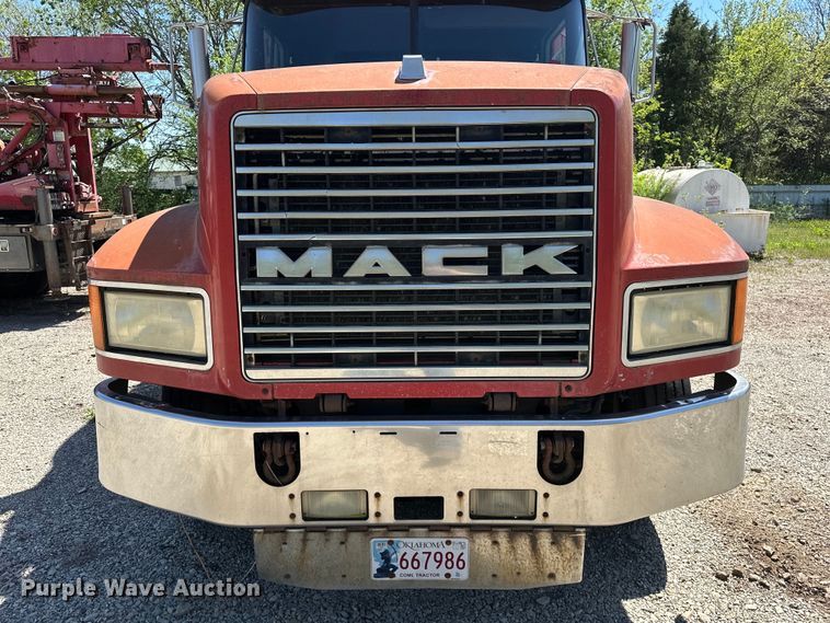 image for item OM9481 1996 Mack CH613 semi truck