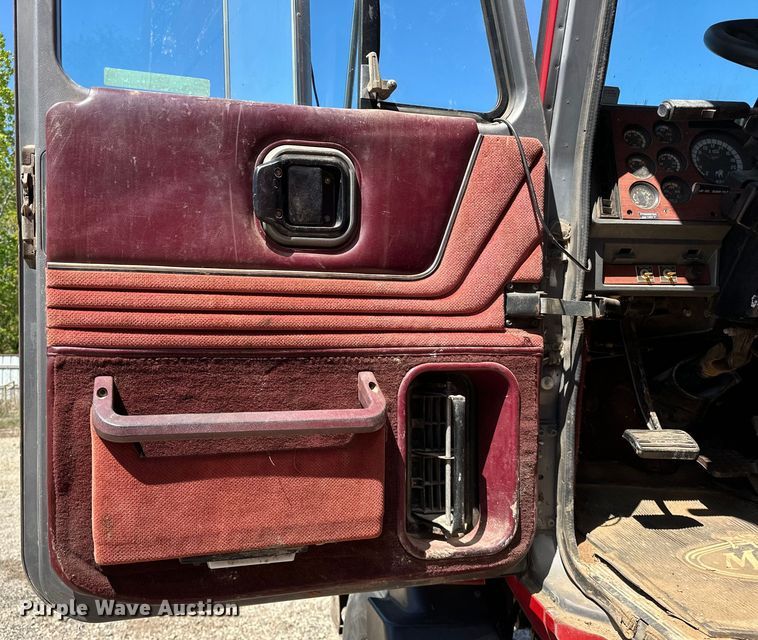 image for item OM9481 1996 Mack CH613 semi truck