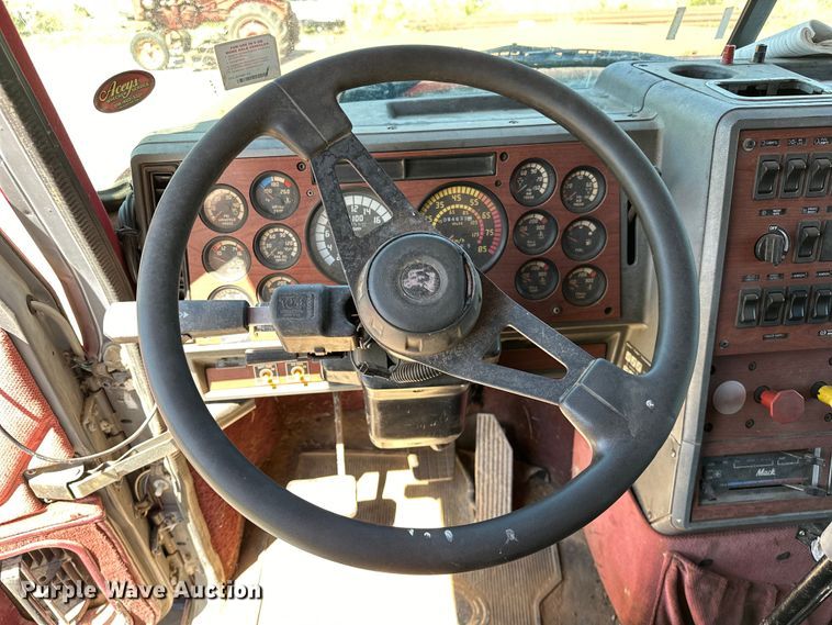 image for item OM9481 1996 Mack CH613 semi truck