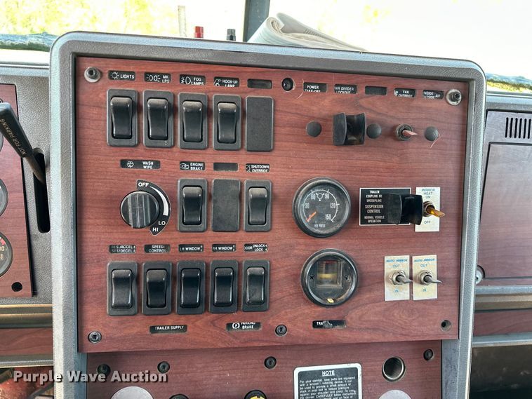 image for item OM9481 1996 Mack CH613 semi truck