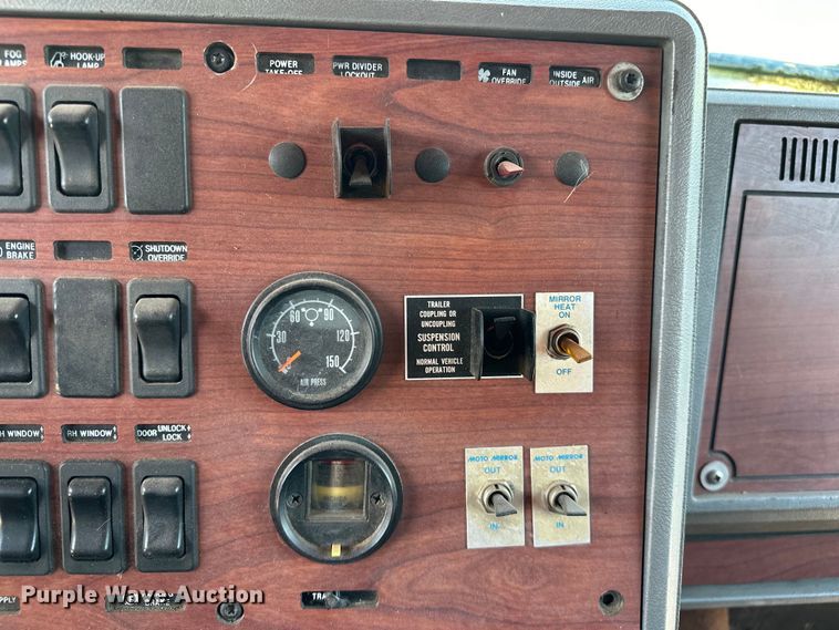 image for item OM9481 1996 Mack CH613 semi truck