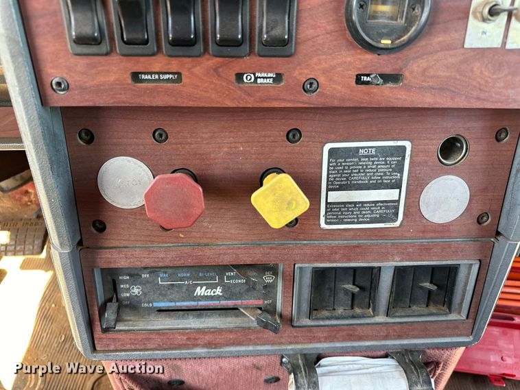 image for item OM9481 1996 Mack CH613 semi truck