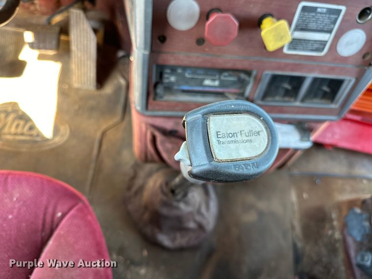 image for item OM9481 1996 Mack CH613 semi truck