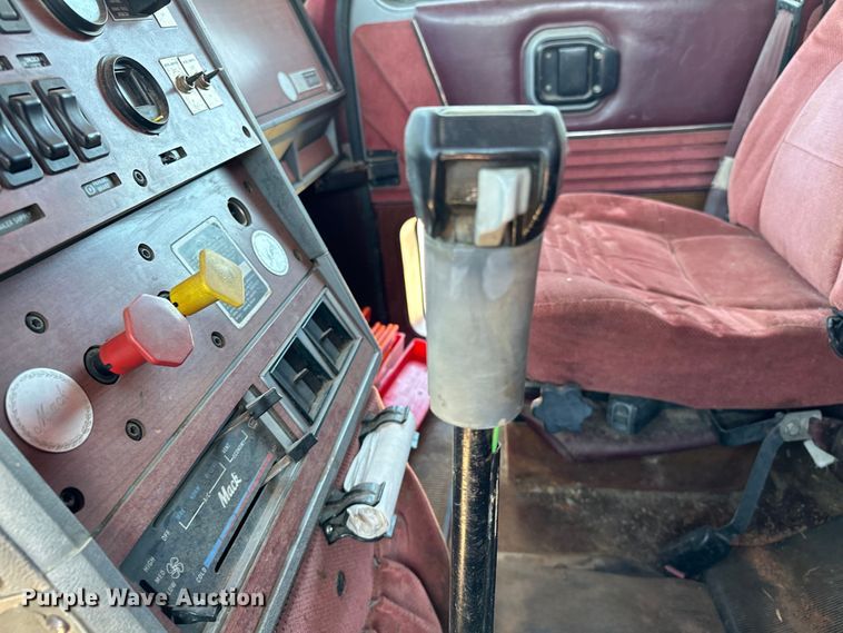 image for item OM9481 1996 Mack CH613 semi truck