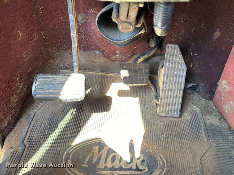 image for item OM9481 1996 Mack CH613 semi truck