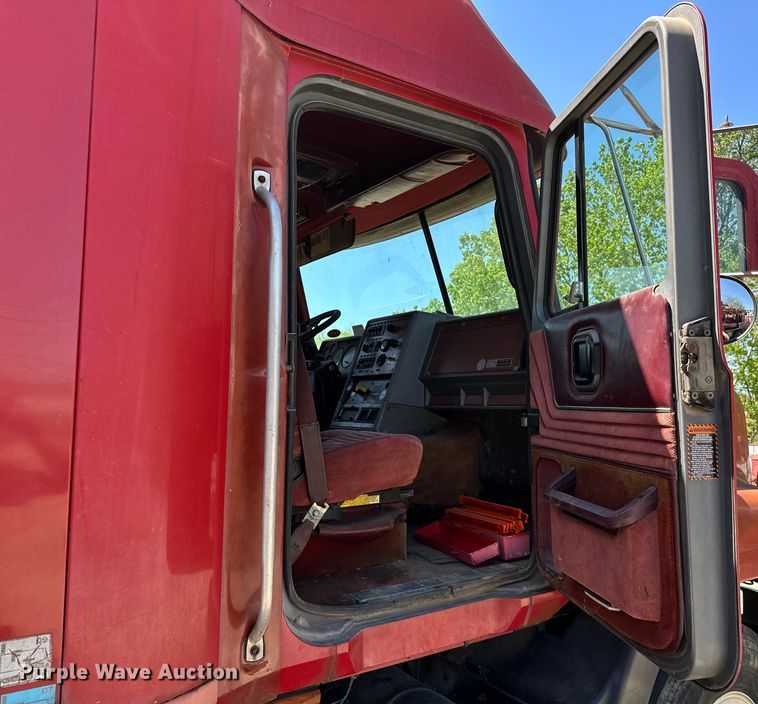 image for item OM9481 1996 Mack CH613 semi truck