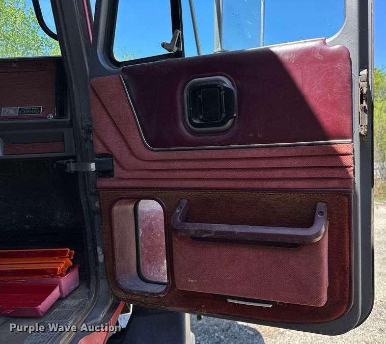 image for item OM9481 1996 Mack CH613 semi truck