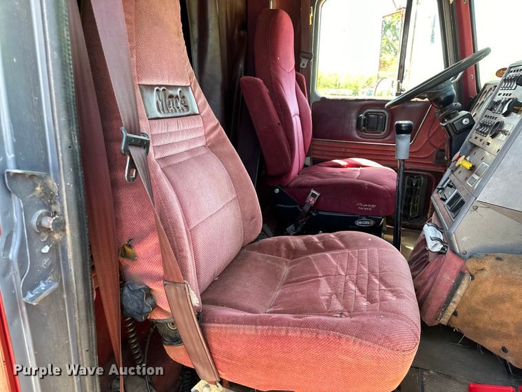 image for item OM9481 1996 Mack CH613 semi truck