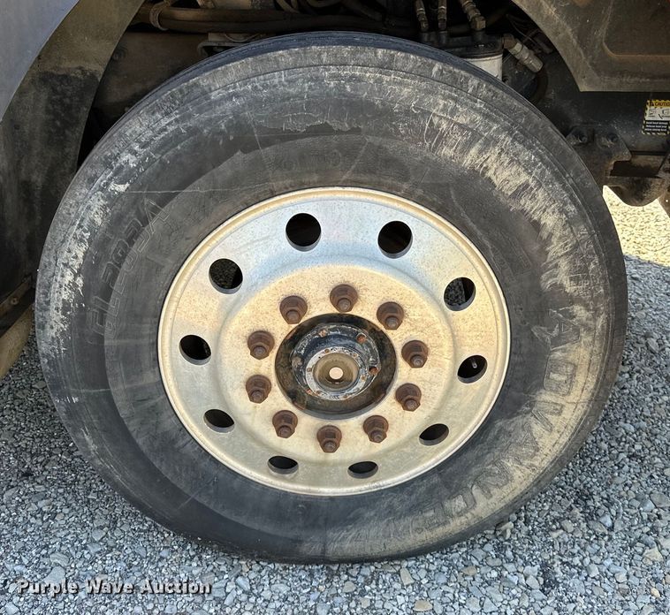 image for item OM9481 1996 Mack CH613 semi truck