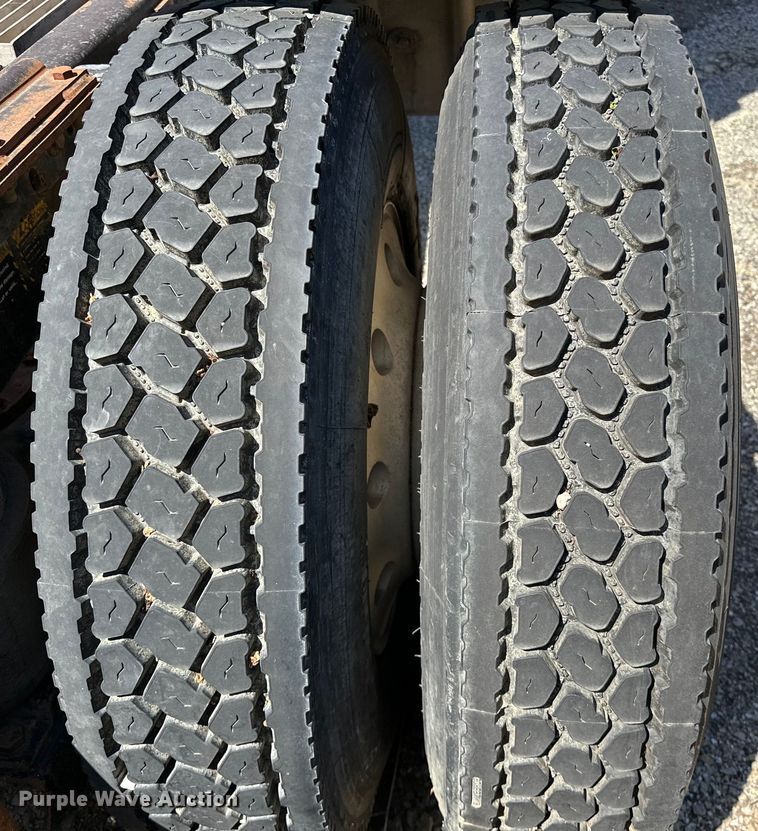 image for item OM9481 1996 Mack CH613 semi truck