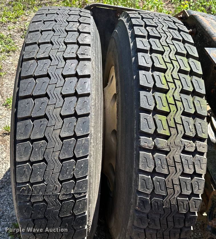 image for item OM9481 1996 Mack CH613 semi truck