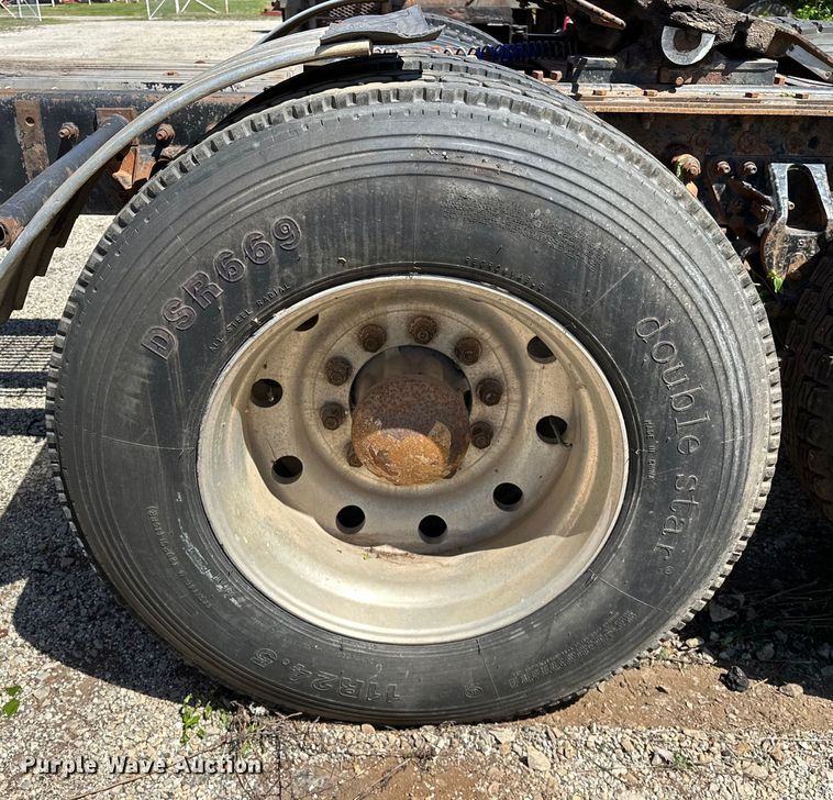 image for item OM9481 1996 Mack CH613 semi truck