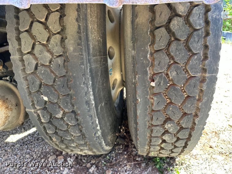 image for item OM9481 1996 Mack CH613 semi truck