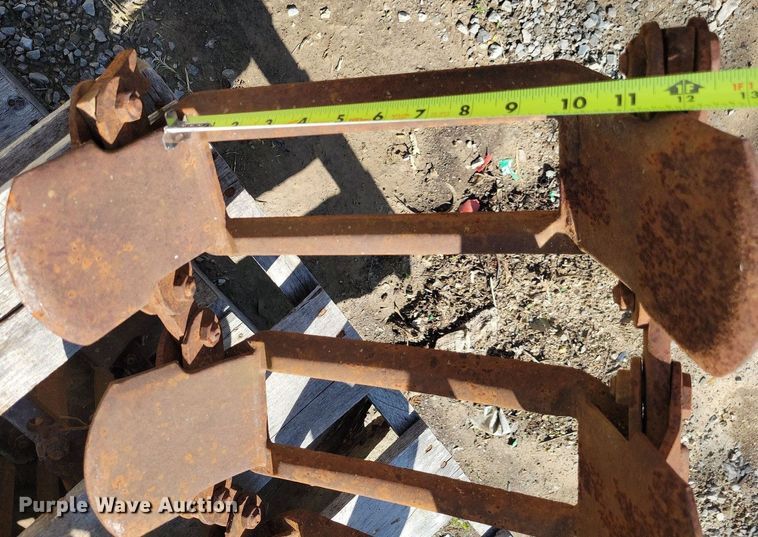 image for item DI3059 Over the tire skid steer tracks