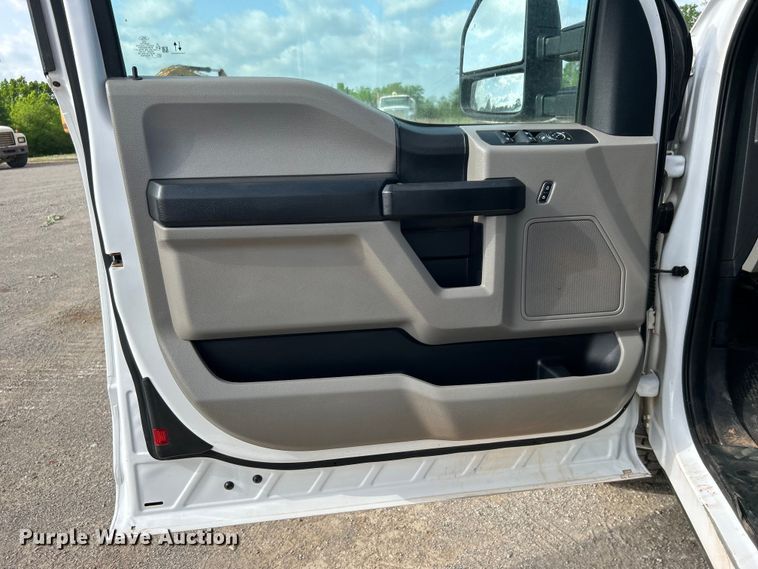 image for item DO1093 2021 Ford F250 Super Duty XL SuperCab pickup truck