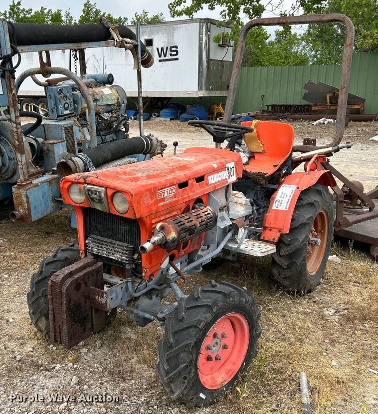 image for item DO1144 Kubota B7100 tractor