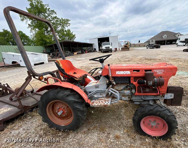 image for item DO1144 Kubota B7100 tractor