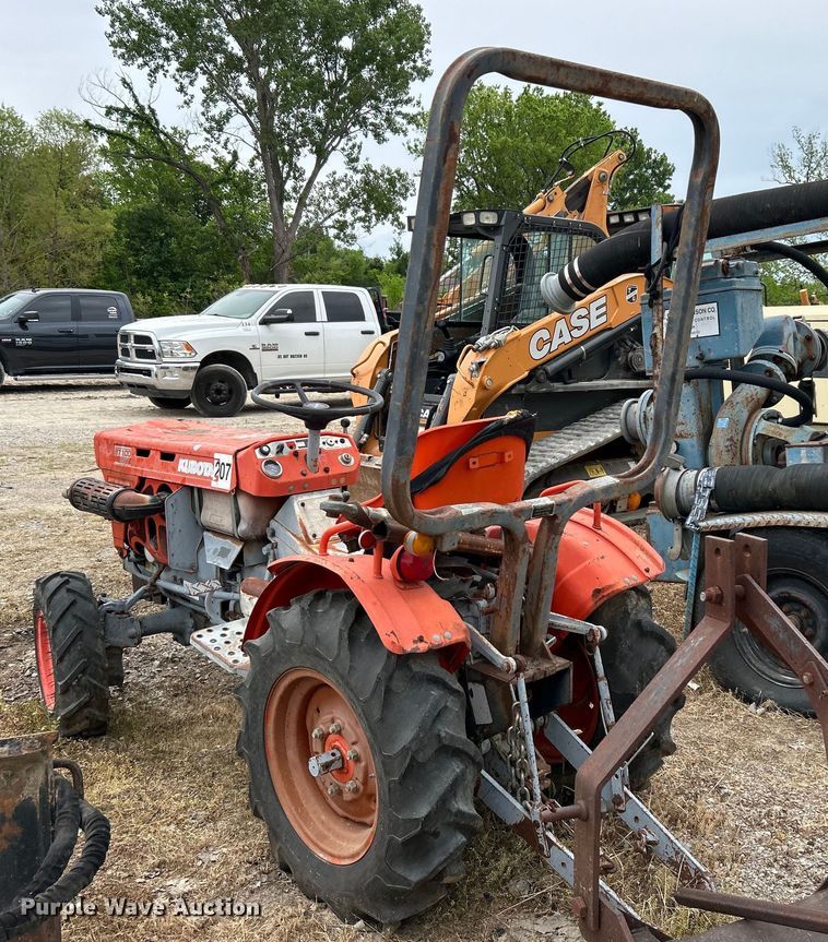 image for item DO1144 Kubota B7100 tractor