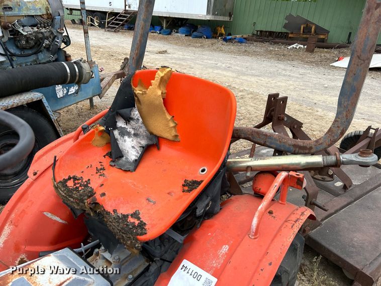 image for item DO1144 Kubota B7100 tractor
