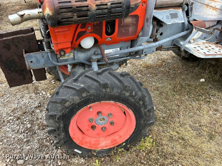 image for item DO1144 Kubota B7100 tractor